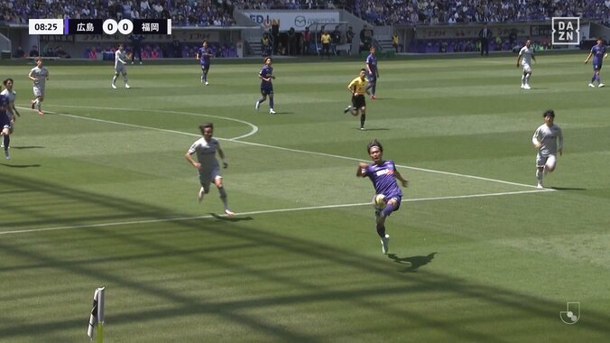 磁石かよ！足元に吸い付く驚愕の“ビタ止めトラップ”が話題「半端ない」「神トラップ」背後からのロングボールを走りながら完璧クッションでおさめた瞬間 2枚目