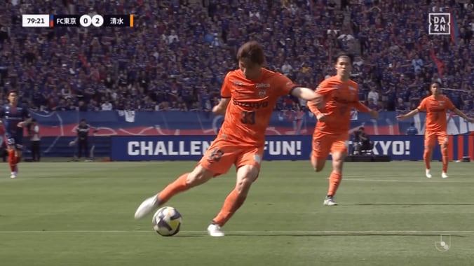 天才爆発！ 元日本代表ファンタジスタの“急反転の股抜き突破”にファン衝撃「今節No.1ゴール」「乾貴士が変態の域」「代表復帰を」30m独走ゴラッソの一部始終 5枚目