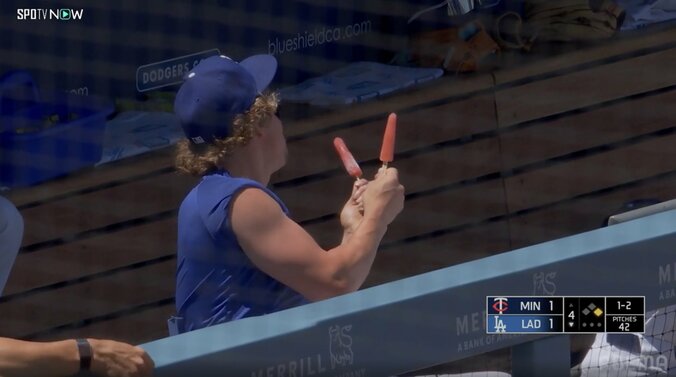 ド軍ベンチで珍光景！ フリーマンが打席に入る中「食ってんのかよ」 キケの“大胆行動”に実況も苦笑「日本でやったらアウトでしょうね」 4枚目