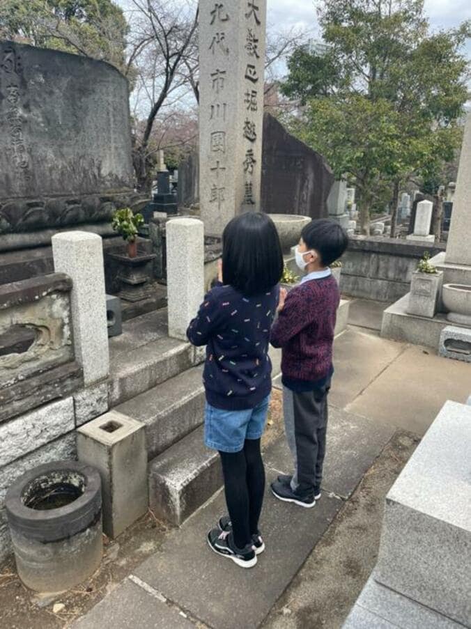  市川海老蔵、息子の誕生日を前に妻・麻央さんの墓参りへ「感謝を伝えに」  1枚目