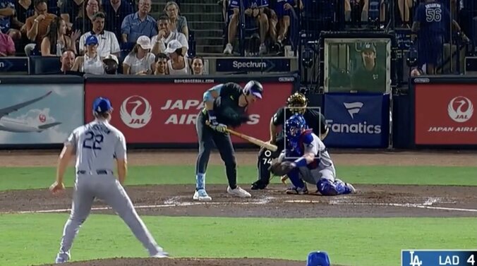 【写真・画像】球場騒然！大谷翔平、右手一本で“想定外の打球”「スゴすぎる」相手野手のグラブを弾き飛ばす一撃「片手なのに速いw」　1枚目