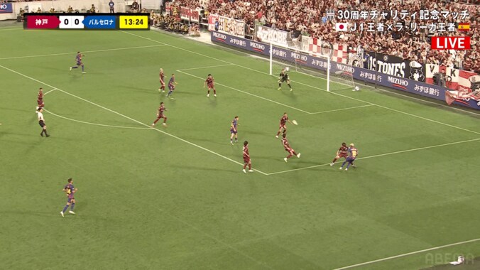 驚愕！ バルサ新10番ヤマルが“ドリブル急解除→決定的クロス”「見えてるのやばい…」「振りが速いっ」実は“チラ見”していた一部始終 3枚目