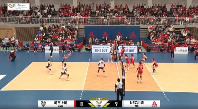 手のひらを向けてレシーブ