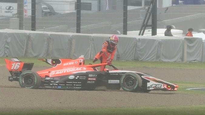 【写真・画像】日本最速レースで戦慄クラッシュ…高速130Rで単独スピンからバリアへ直撃 ドライバー無事も鈴鹿一時騒然　1枚目