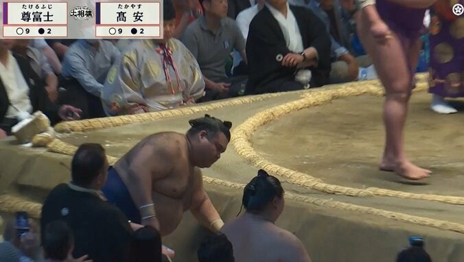 「高安おこ」「高安の夢が…」尊富士が立ち合いで…高安が土俵下で見せた“表情”が印象的 ファン落胆 「立ち合い当たってから見たかった」天鎧鵬も困惑 6枚目