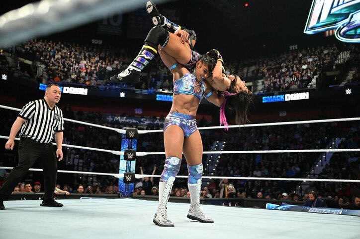 【写真・画像】“元ウェイトリフター”女子レスラーが「とんでもない背筋力」で超ド級スープレックス　「よう投げれた」恐るべきパワーに識者も愕然　1枚目