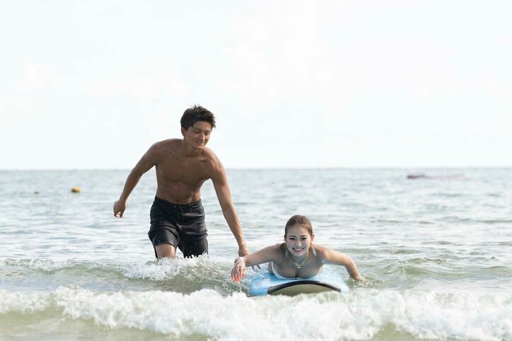 小麦肌の水着ギャルを海で抱きしめ「OK！充電できました」イケメンサーファーのハグにキュン