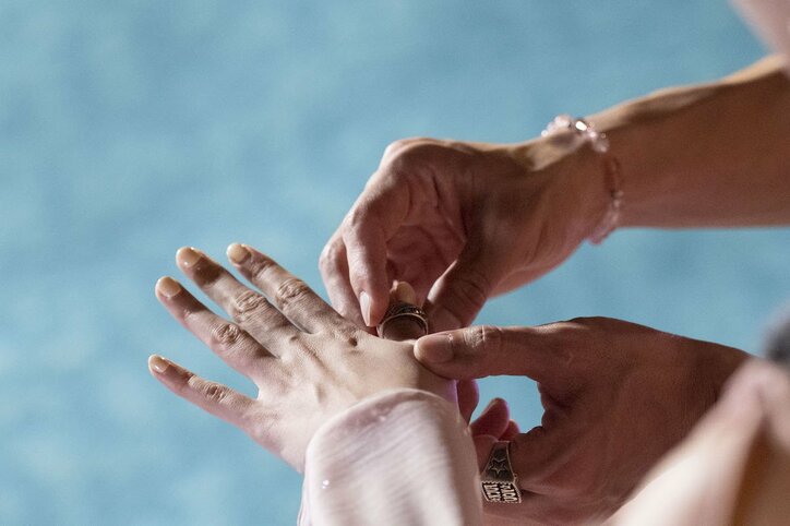 美人カフェ店員の水着姿に一目惚れ「可愛いですね。やられちゃいますね」マッチョなイケメン芸人が猛アピール