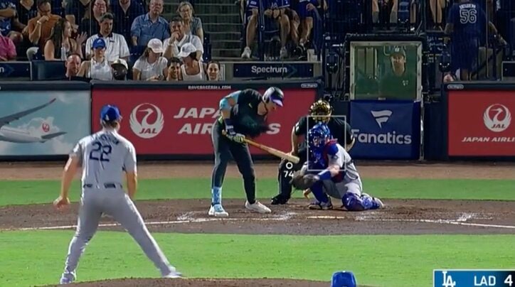 【写真・画像】球場騒然！大谷翔平、右手一本で“想定外の打球”「スゴすぎる」相手野手のグラブを弾き飛ばす一撃「片手なのに速いw」　1枚目