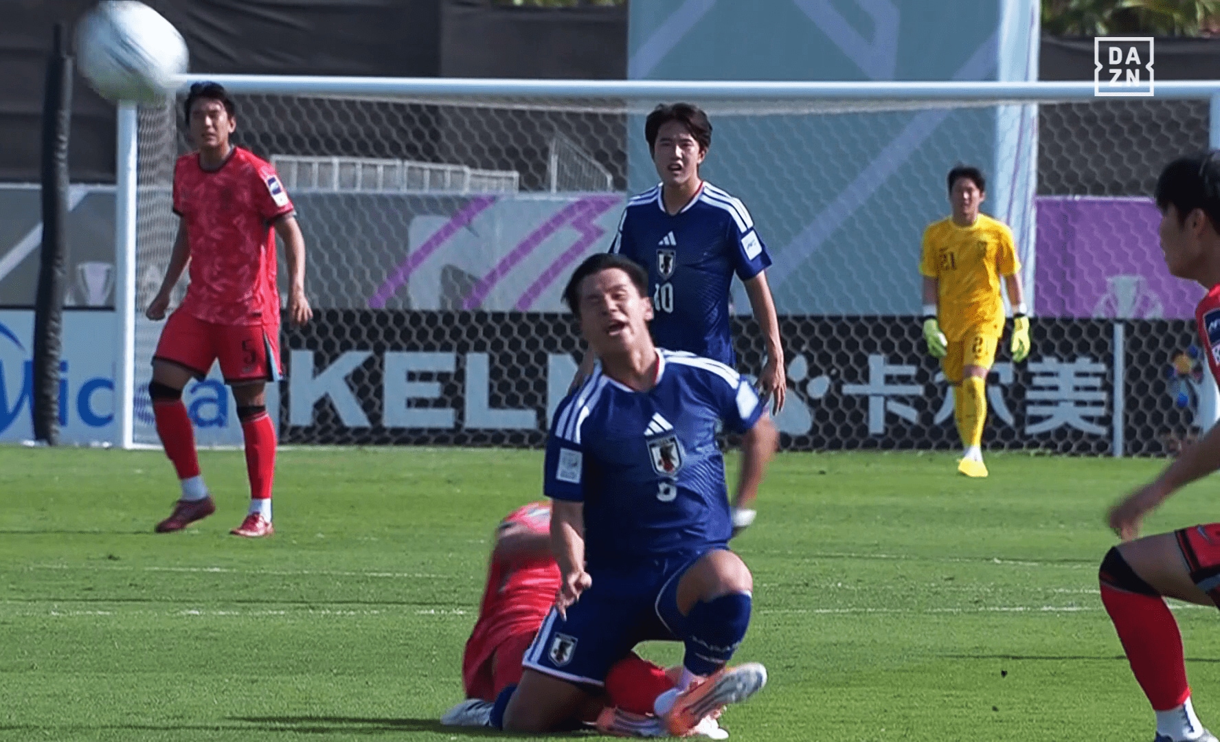 タックルを食らって悶絶する小倉