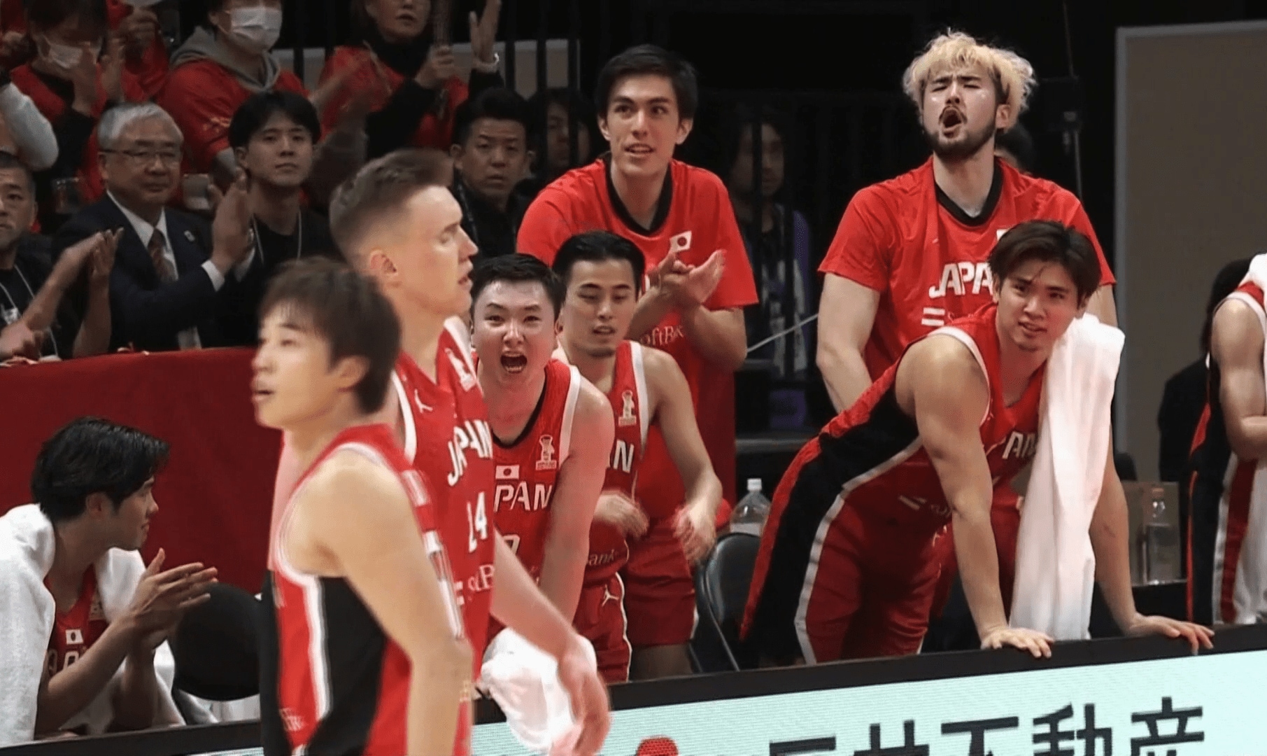 ベンチの仲間も大声援