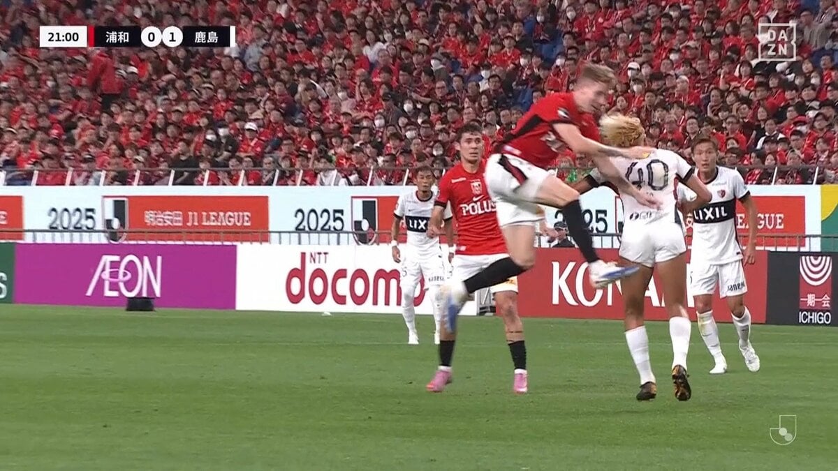 カードだろ」鈴木優磨、背後からジャンピングタックル喰らうもノー