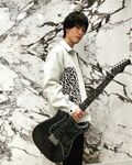 THE RAMPAGE藤原樹、ギターを手にした写真を披露 「似合いすぎ」「持ってるだけで絵になる」と反響