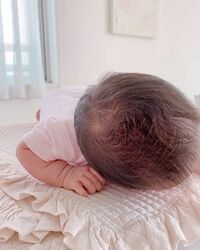 「だいぶ首上がるようになってきました」篠田麻里子、愛娘の成長を動画で報告し反響