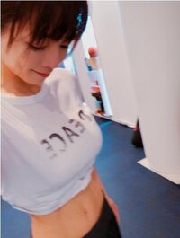 釈由美子、“カラダ年齢”は24歳 細いウエスト&腹筋に称賛の声