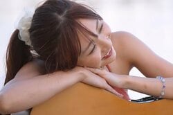 大塚愛似のスタイル抜群シンガーソングライター、ビキニ姿で海外で活躍するサッカー選手とセッション