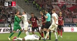 大乱闘が勃発！スタジアム騒然「ビンタ一発」で両軍着火 キーパーがブチギレて大混乱 つかみ合い、突き飛ばし…イエローカードが飛び交う事態に