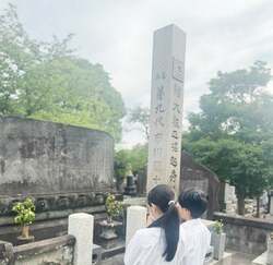  市川團十郎、子どもたちとともに亡き妻・小林麻央さんの墓参り「本当は昨日行きたかったけど」 