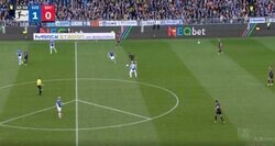 批判殺到！「退場させろ」「マナー悪すぎ」観客がとったまさかの問題行動　あわや大混乱… プレー中にスタンドインしたボールが投げこまれた瞬間