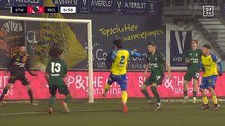 まるでイブラヒモビッチ！ 28歳日本代表DFの“強烈”ハーフボレーにスタジアム熱狂…意表を突く一撃に相手DFも驚愕