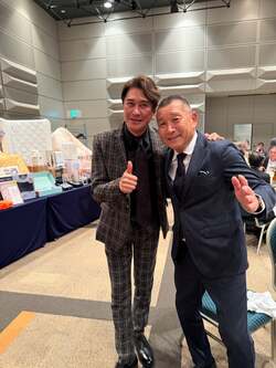 川崎麻世、約350人集まる大新年会に参加 サッカー界のレジェンドとデュエット「楽しくてほんとに良い方」