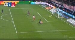 「トラウマだろ」「また監督解任！」ドイツキラー・浅野拓磨が完璧すぎる“爆速ゴール”を炸裂した瞬間　世界最高GKを撃破したワールドクラスの一撃に海外ファンが絶賛の嵐