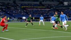 鎌田大地が天才フィニッシュで魅せる！ 絶妙な飛び出しからダイレクトシュート→神セーブに阻まれ頭を抱えた瞬間！「キーパー良く触ったな」「めっちゃ上手かったのに」