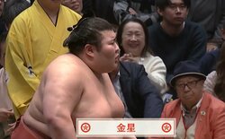 「うへへって顔w」「こっちまで嬉しくなる」熱海富士、呆然と立ち尽くす横綱・大の里の背後で見せた愛くるしい対照的な仕草 連日金星での象徴的な一コマ