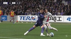 「ボールに行ってない…」広島MFの“強烈ショルダーチャージ”にSNS騒然「ありなの？」「荒すぎ」ノーファウル判定に京都指揮官も怒り