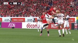 「カードだろ」鈴木優磨、背後からジャンピングタックル喰らうもノーカードで指揮官も抗議「かなり危険なプレー」