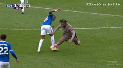 「まだ現役！」38歳ヤングの“秘技”足刈り股裂きディフェンス炸裂！元イングランド代表の大ベテランがファウルすれすれの荒技守備で17歳差のマッチアップに完全勝利した瞬間