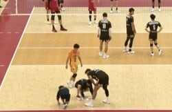「ちょっと貸しなさい！」男子バレー、スター選手が自らガシガシと雑巾掛け まさかの“珍光景”にアリーナから笑い