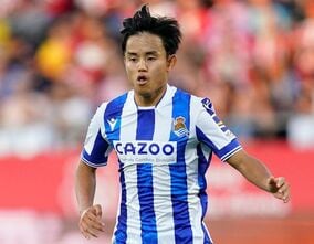 「めっちゃオシャレ」久保建英、遠征移動中のスタイルに反響！「新鮮な髪色が好きすぎてずっと見てられる」