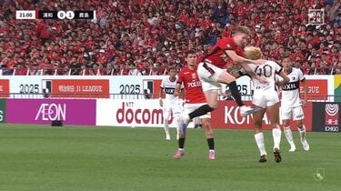 カードだろ」鈴木優磨、背後からジャンピングタックル喰らうもノー