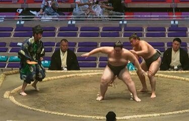 相手力士を“回転させまくる”衝撃の取組が話題 大相撲名古屋場所で