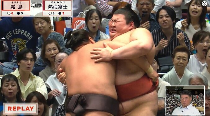土俵際で必死の形相を浮かべる熱海富士