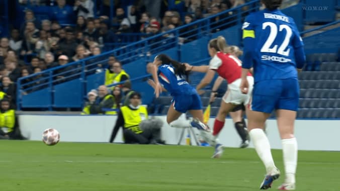 「最悪の行為だ！」“髪の毛ひっぱり”がノーファウル…チェルシー監督が激怒「VARは何をしてる？」被害選手は涙【女子CL】 3枚目