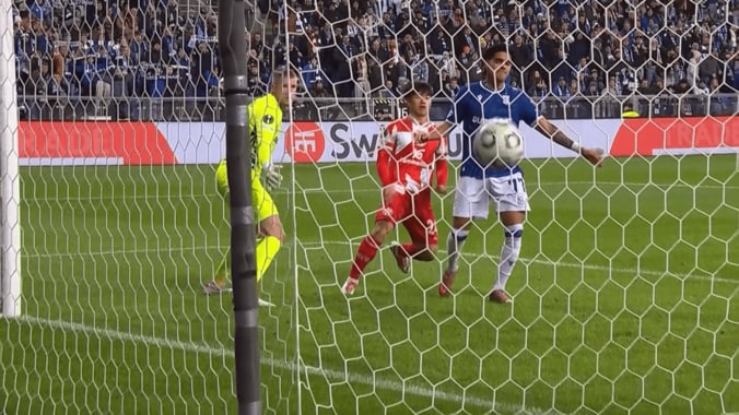 スタジアム騒然！日本代表MF、“まさかの形”で欧州初得点「あそこに入って行くの大事」「持ち味が詰まってる」出場２分で大仕事 4枚目