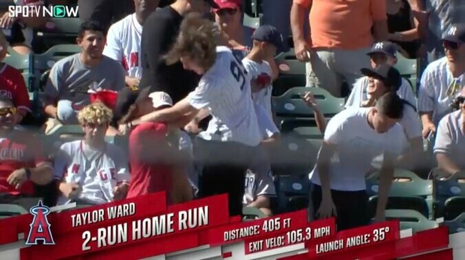 ウォードのホームランボールをゲットした少年はヤンキースのユニ姿だったけど…嬉しすぎて狂喜乱舞する姿にほっこり 1枚目