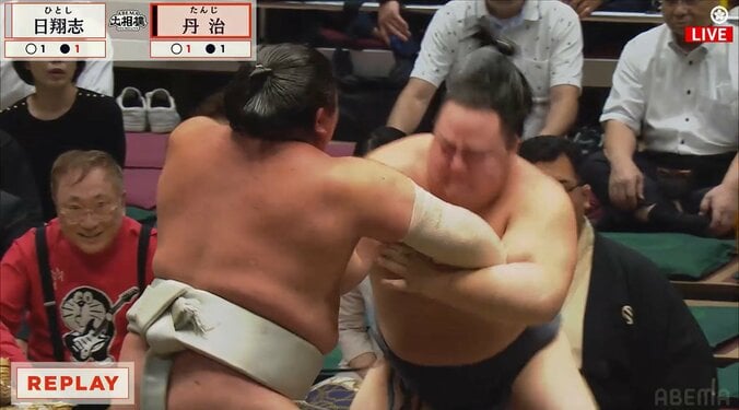 「Tシャツの存在感がスゴい」大相撲、砂かぶりに“気になる”著名人 「つい見てしまう」インパクト抜群な姿に騒然 4枚目