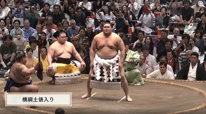 横綱・大の里の背後にチラチラと金髪の上地さん