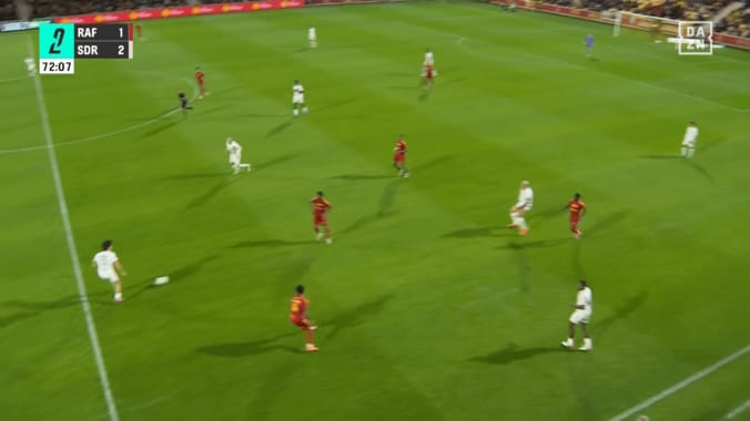 「なんだ今の…？」中村敬斗の“吸着トラップ”にファン驚愕！「足に磁石ついてる」「うまっ」鬼パスを軽々とビタ止め 3枚目