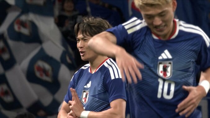 「感動したマジで」日本代表の“絆”に絶賛続々「一緒に喜ぶ姿が最高」「素敵すぎる」堂安律らが森保一監督と抱き合ってゴール祝福 5枚目