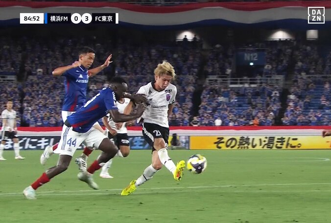 【写真・画像】「イライラしちゃいかん」鈴木優磨の“無理やり引き起こし”に鹿島ファン騒然！「カード出てもおかしくないよ」倒れた相手のユニホームを掴んで離した瞬間　1枚目