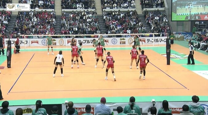 さすがにそれは拾えない…女子バレー、揺れて落ちるサーブが引き起こした“珍場面” 目の前にいた味方選手に 4枚目