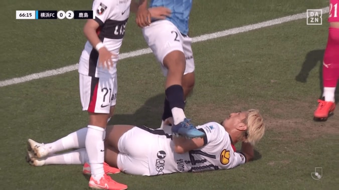衝撃！「退場だろ！」鈴木優磨が挑発パフォ→敵DFが踏みつけでSNS騒然「煽りすぎ」「スパイクで踏むのは酷い」「今季で一番醜いスロー映像」「喧嘩両成敗」 2枚目