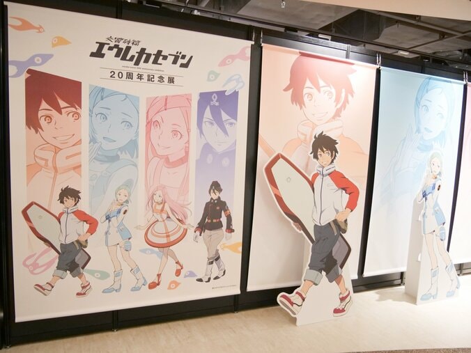 【写真・画像】ロボットアニメの新たな時代を切り拓いた歴史を展示！「交響詩篇エウレカセブン20周年記念展」会場レポート　1枚目