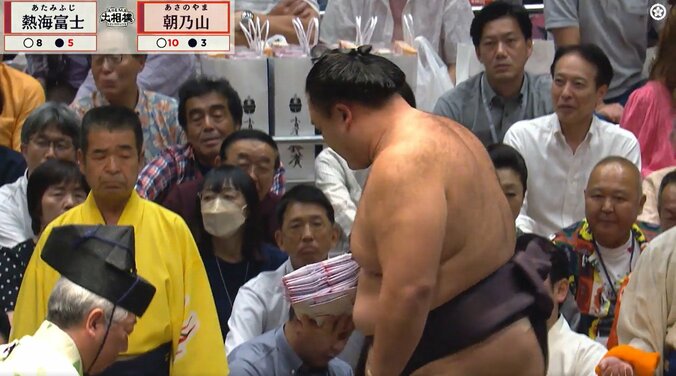 「ワイの年収くらいありそう」朝乃山、熱海富士を撃破で懸賞の“塊”をゲット「デカすぎるだろ」 4枚目