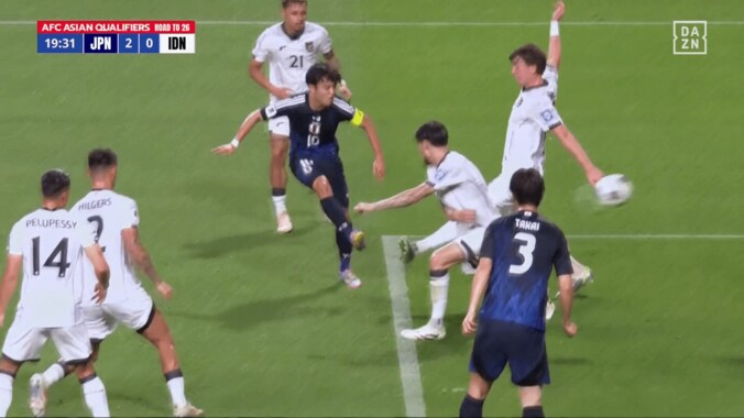 10番＆主将で輝いた久保建英、海外サイトで“衝撃採点”「信じられないワールドクラスのアシスト」「容赦なく突進」インドネシア戦の３ゴール関与をAFC公式も大絶賛 3枚目