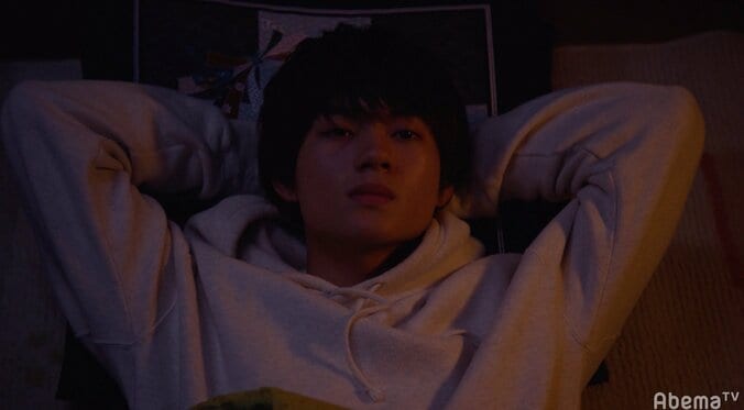 眠る芽衣（飯豊まりえ）のおでこに優しくキス…航太（佐野勇斗）の切なぎる決断に視聴者涙　「僕だけが17歳の世界で」第7話 5枚目